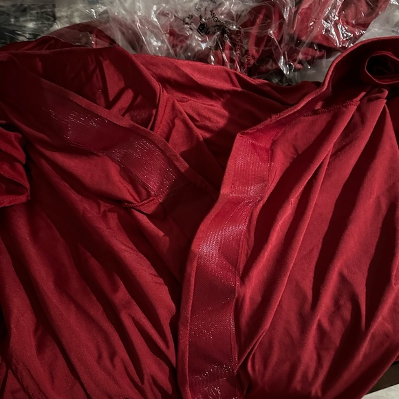 This dress is only worn once. No alteration. Bust 34. Waist 26 and hips 37 - Picture 6 of 7